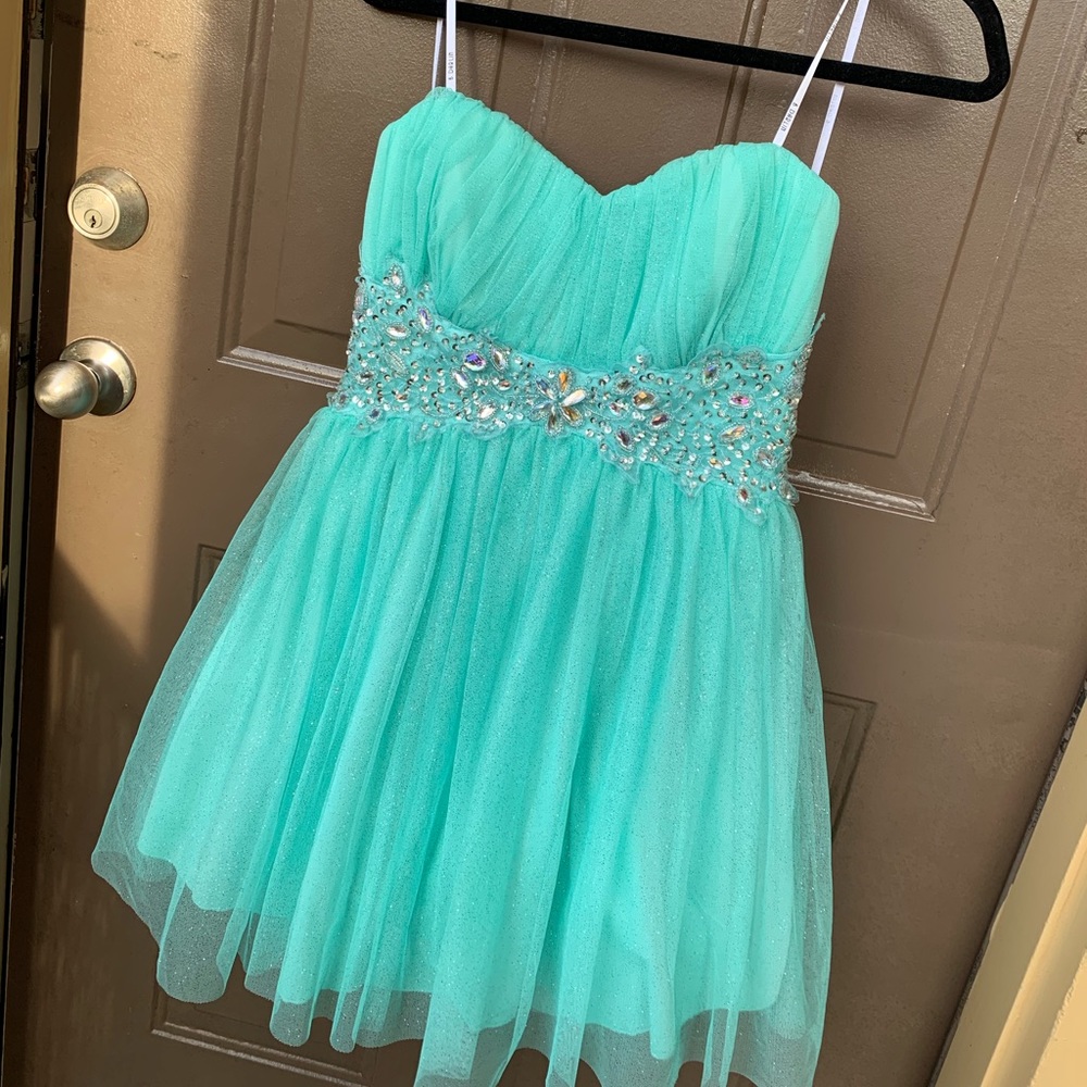 B. Darlin turquoise homecoming dress 💙